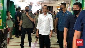 PPKM Dicabut, Jokowi Tak Pakai Masker Saat Tinjau Pasar Tanah Abang