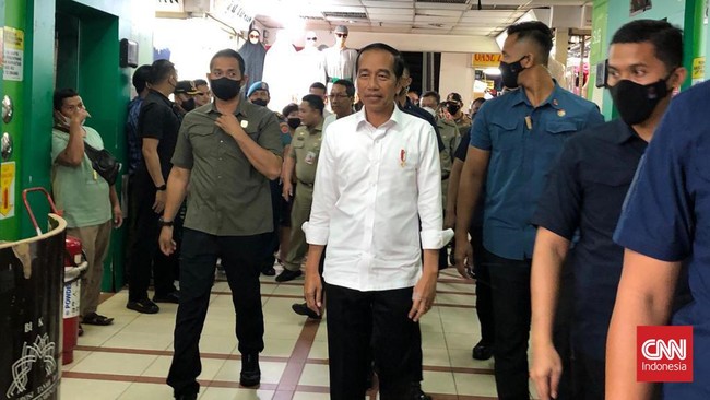 Presiden Jokowi dan Pj Gubernur DKI Heru Budi Hartono tidak mengenakan masker saat meninjauh Pasar Tanah Abang, Jakarta, awal pergantian tahun.