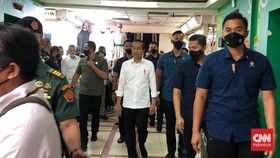 Mobil Dikerubungi Warga Minahasa Utara, Jokowi Jalan Kaki Setengah Jam