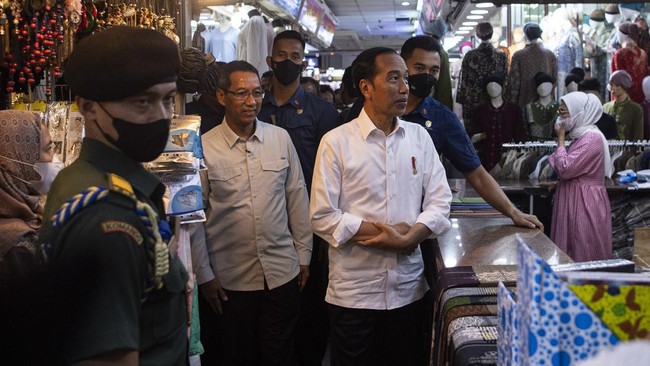 Menteri Kesehatan Budi Gunadi Sadikin buka suara usai Jokowi ke Pasar Tanah Abang Jakarta tanpa masker.