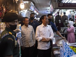 Momen Jokowi Ngobrol dengan Pedagang Pasar Tanah Abang Tanpa Masker
