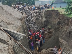 4 Pekerja Tertimpa Longsoran Galian Proyek Perumahan di Sleman