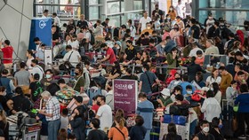 FOTO: Ribuan Pelancong Tertahan di Bandara Filipina
