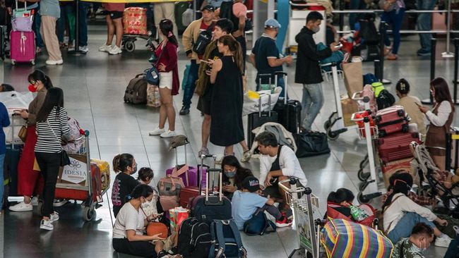 Sedikitnya 56 ribu pelancong harus terdampar di sejumlah bandara di Asia akibat gangguan pada lalu lintas wilayah udara Filipina pada Minggu (1/1).