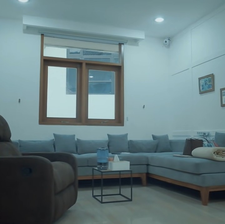 <p>Ruang keluarga ini menjadi tempat Marshanda dan Sienna menghabiskan waktu bersama. Dinding ruang keluarga dipenuhi dengan hasil karya Sienna yang dibingkai oleh Bunda nya. (Foto: YouTube/MARSHED)</p>