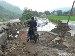 Jalan di Imogiri Bantul Amblas 1,5 Meter, Pemkab Minta Bantuan Pakar