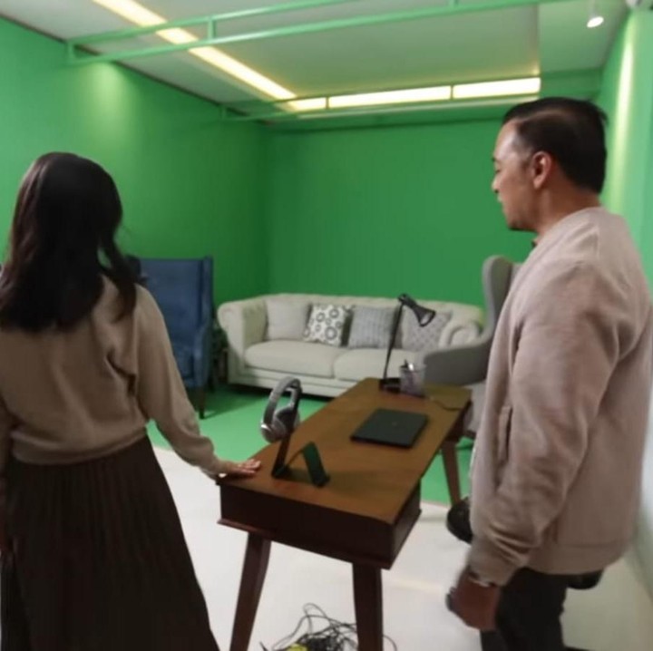 <p>Selanjutnya, Nola B3 juga menampilkan ruang khusus seperti studio mini untuk bekerja. Ruangan yang satu ini dilengkapi juga dengan dinding berwarna hijau yang biasa mereka gunakan untuk membuat konten. (Foto: YouTube The Baldys)</p>