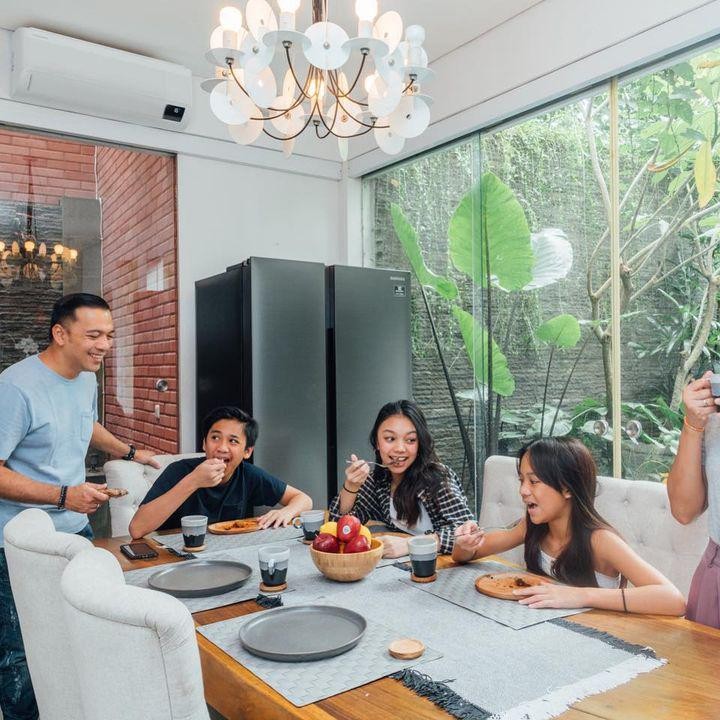 <p>Ruang makan Nola yang dilengkapi dengan meja kayu ini juga tampak elegan dan nyaman dengan pemandangan langsung ke halaman belakang mereka. (Foto: Instagram@thebaldys)</p>