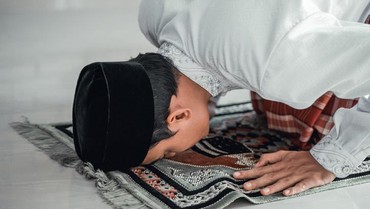 img-title Hukum Melaksanakan Sholat Tarawih 4 Rakaat Sekali Salam Menurut Hadis