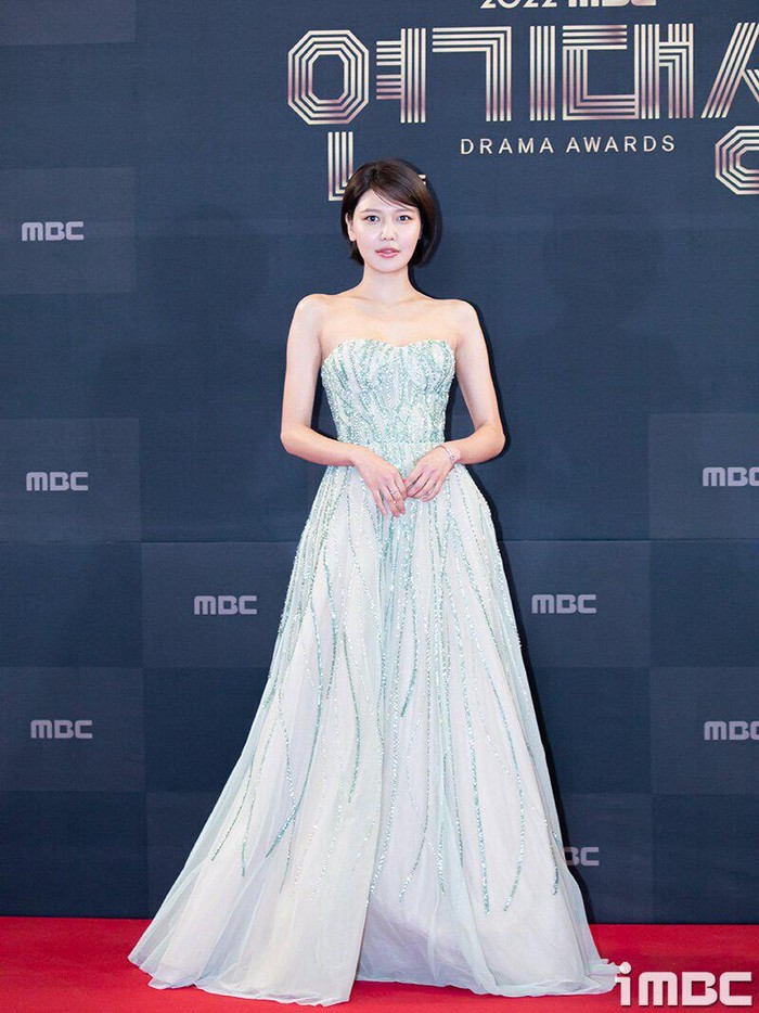 Rekan satu grup Yoona yaitu Sooyoung tampil elegan dengan tube dress berwarna kebiruan serta rambut pendek bak Cinderella. Ia pun memenangkan kategori Excellence Award (Short-Form or Daily Drama)./ Foto: kpopping.com
