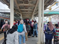 Suasana Stasiun Manggarai pada Hari Kerja Pertama di Tahun Baru 2023