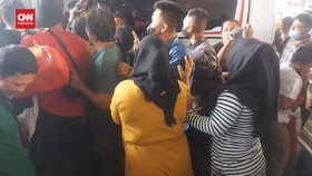 VIDEO: Rombongan Jokowi Bagi Sembako, Ibu-ibu Nyaris Terinjak-injak