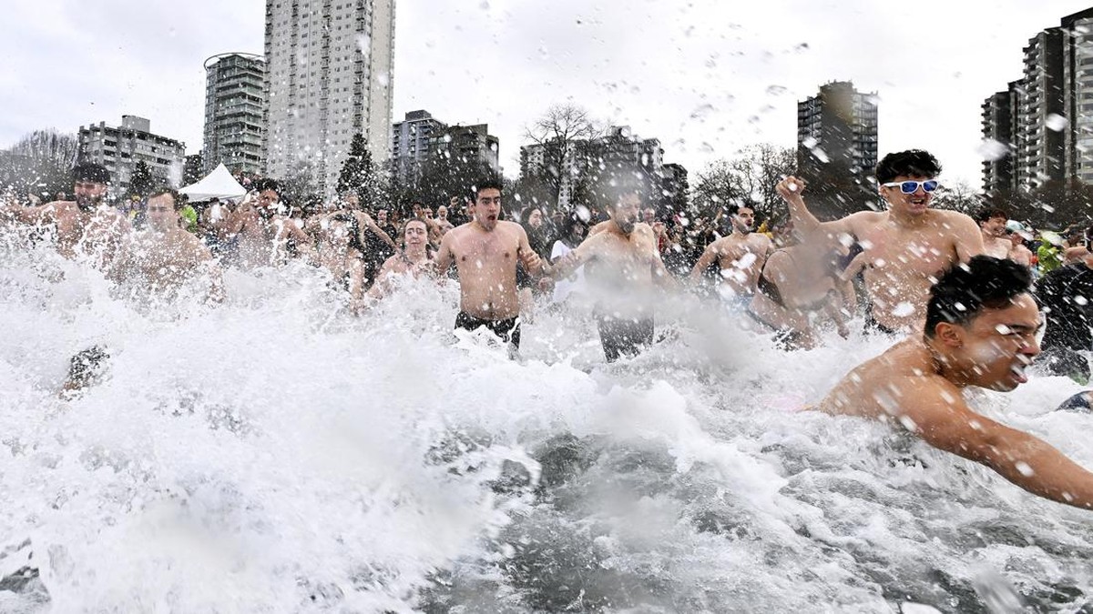 FOTO: Ramai-ramai 'Nyemplung' ke Laut Mengawali Tahun 2023