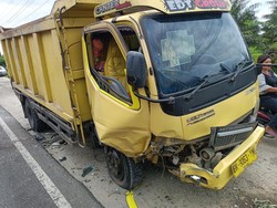 Mobil dan Truk Laga Kambing di Depan Polres Asahan, 3 Penumpang Luka