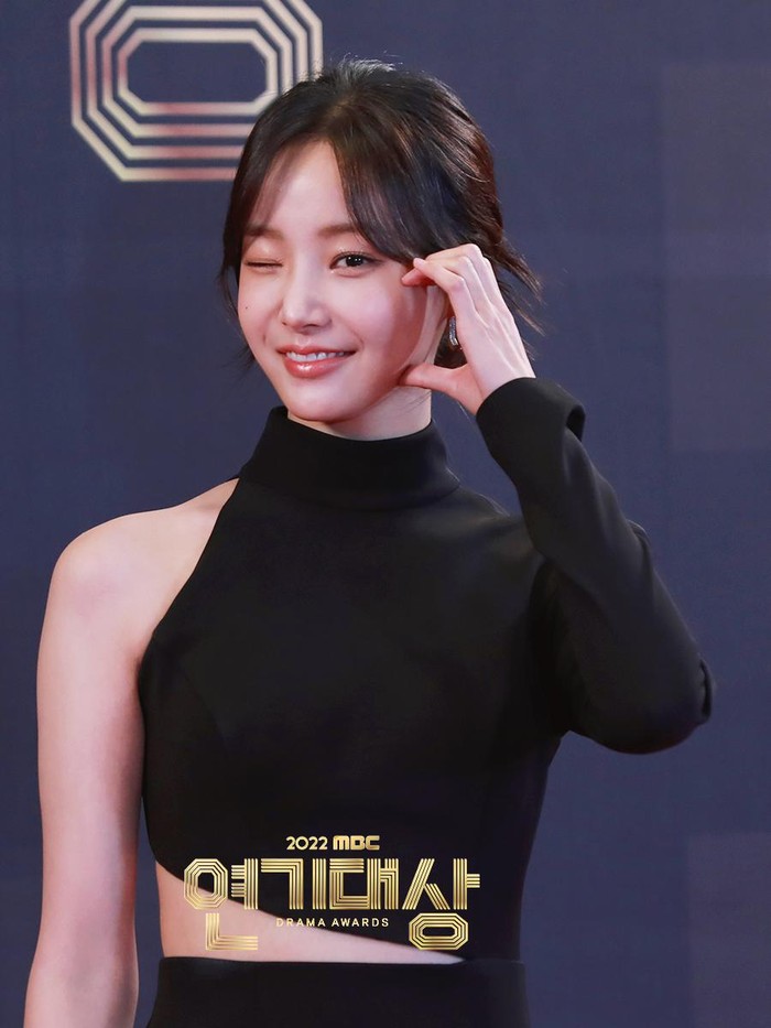 Beda dari yang lain, Yeonwoo tampil dengan outfit cut-out berwarna hitam dengan low bun yang trendy. Selain itu, ia juga memperoleh penghargaan untuk kategori Best New Actor./ Foto: soompi.com