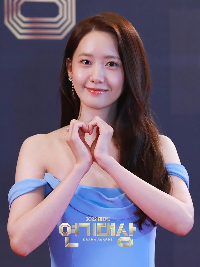 Idol-aktris Yoona 'Girls' Generation' tampil menawan dengan off-shoulder dress berwarna biru yang menonjolkan fair skin-nya. Perempuan tersebut juga mendapat Top Excellence Award (Miniseries)./ Foto: soompi.com