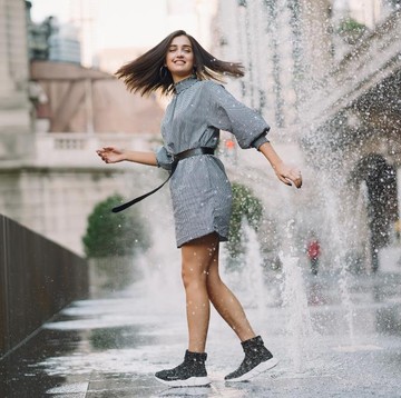 Trik Pakai Dress saat Musim Hujan, Tetap Hangat Walau Cuaca Dingin