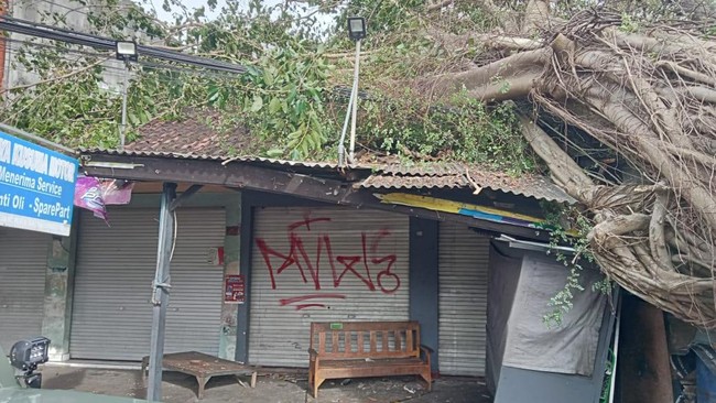 Cuaca ekstrem angin kencang melanda Kabupaten Bandung, merusak 18 rumah hingga puluhan warga terdampak.