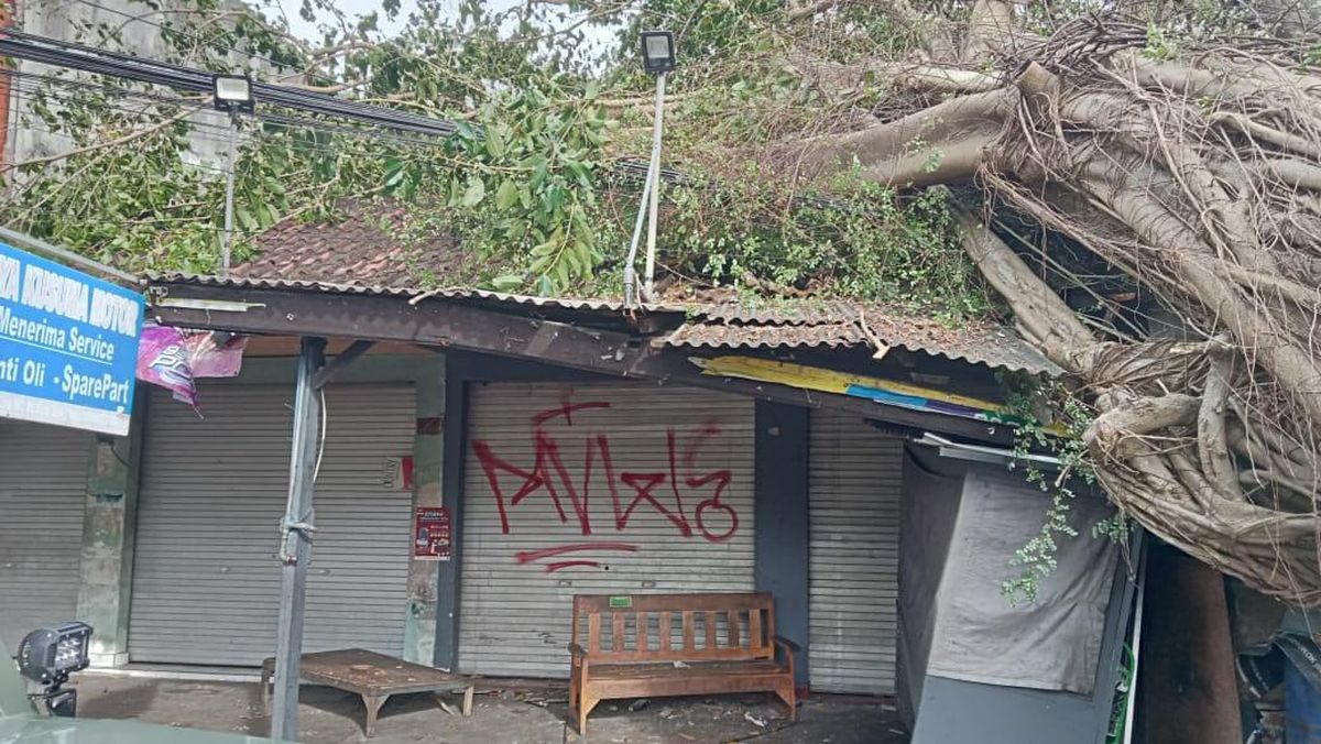 Angin Kencang Terjang Bojongsoang Bandung: 18 Rumah Rusak