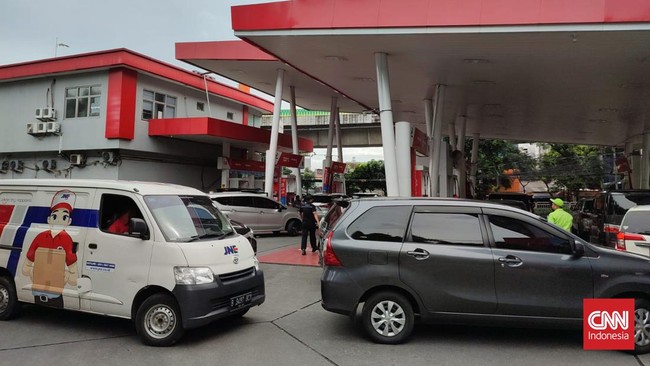 Video viral memperlihatkan sopir truk selisih dengan anggota Brimob Polda Riau di SPBU, awalnya karena istri personel Brimob menyerobot antrean di SPBU.