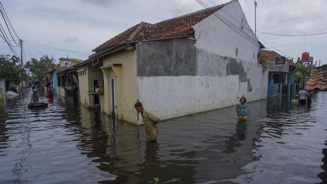 Bendungan Oesao di Kupang, NTT, jebol. Sebanyak 598 rumah warga terendam banjir sejak Jumat (3/2).