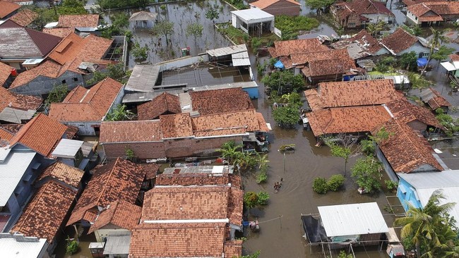 Dua orang tewas akibat banjir di Tembalang dan Banyumanik, sementara satu korban lainnya meninggal akibat tertimbun longsor di Pundakpayung.