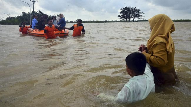 Aram banjir di BKT Kota Semarang meraung pada Jumat (6/1) malam ini. Warga sekitar diminta waspadai bahaya banjir di Semarang.