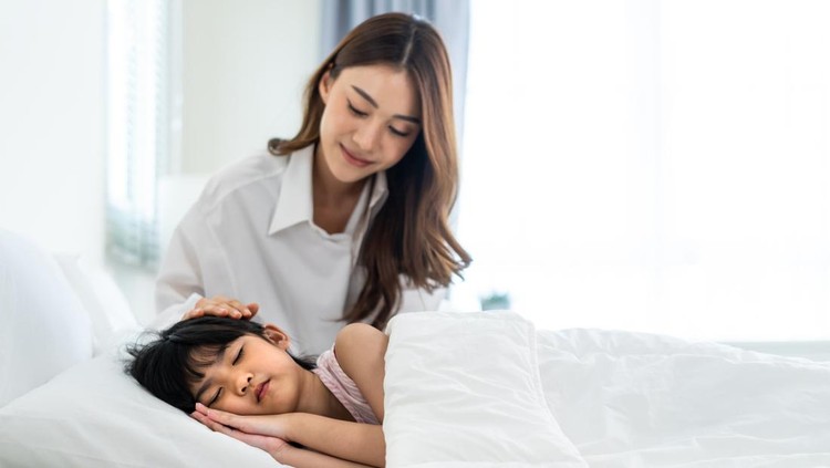 Asian mother and  daughter doing homework at home. The school has been closed during coronavirus outbreak and the classes have moved to e-learning platform.