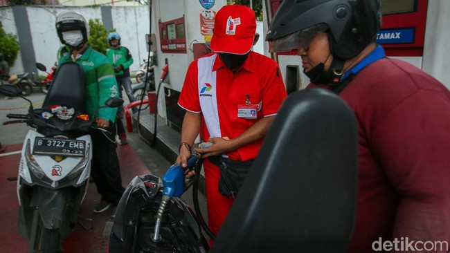 Pertamina mengungkap penyebab BBM jenis Pertalite yang tercampur air di SPBU Pertamina Rengasdengklok, Karawang, karena tangki BBM terkena rembesan air hujan.