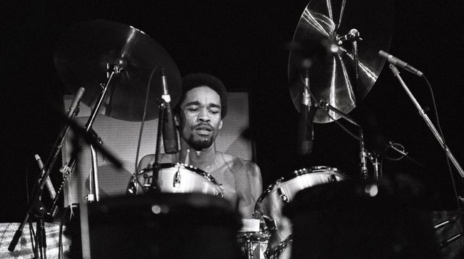 Fred White, drummer sekaligus personel orisinal band Earth, Wind & Fire, meninggal dunia pada Minggu (1/1) di usia 67 tahun.