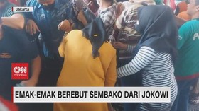 VIDEO: Emak-emak Berebut Sembako dari Jokowi