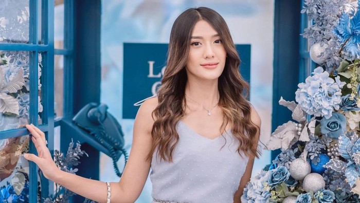 5 Gaya Feminin Ala Anissa Aziza, Ibu 2 Anak yang Selalu Tampil Modis