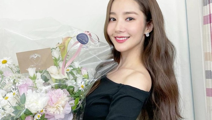 5 Gaya Kasual dan Feminin Park Min Young yang Tetap Fresh dan Awet Muda di Usia 36 Tahun