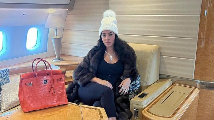 Georgina Rodriguez tenteng tas limited keluaran brand Hermes senilai Rp500 juta saat Cristiano Ronaldo resmi gabung klub Arab dengan gaji tahunan Rp3,3 triliun.