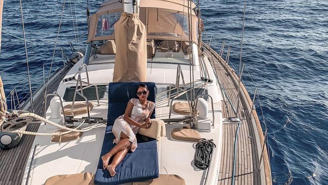 Bersama suaminya, Ika Permatasari-Olsen tinggal di atas kapal yacht hidup nomaden dan berkeliling lautan Eropa selama lima tahun terakhir.