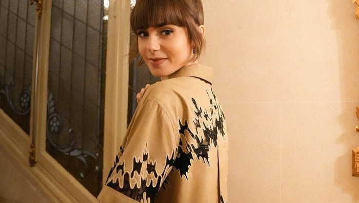 Outfit Hangout ala Lily Collins yang Bisa Kamu Sontek Nih! Berkesan Santai dan Stylish