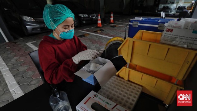 Kasus positif virus corona (Covid-19) bertambah 169 pada hari ini, Senin (13/2).