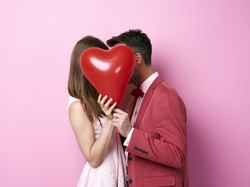 Lakukan Tradisi Makan Anggur di Malam Tahun Baru, Wanita Ini Langsung Dapat Pacar