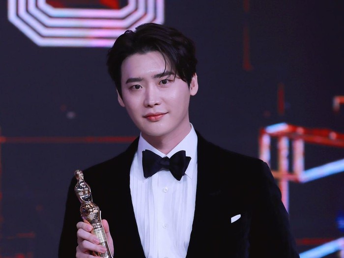 Lee Jong Suk daesang di MBC drama awards/ Foto: instagram.com/mbcdrama_now