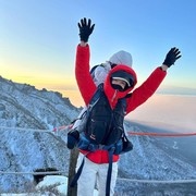 Potret Aktris Cantik Lee Si Young Mendaki Puncak Tertinggi Sambil Menggendong Putranya, Disebut 'Strong Mama'!