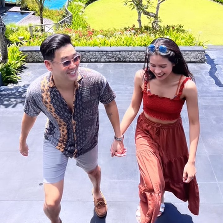<p>Lewat Instagram, Jesse Choi membagikan rekap tahun 2022 lalu berupa foto-foto momen bahagia yang ia lewati, termasuk bersama Maudy Ayunda, keluarga, dan para sahabat. (Foto: Instagram @jessechoi_)</p>