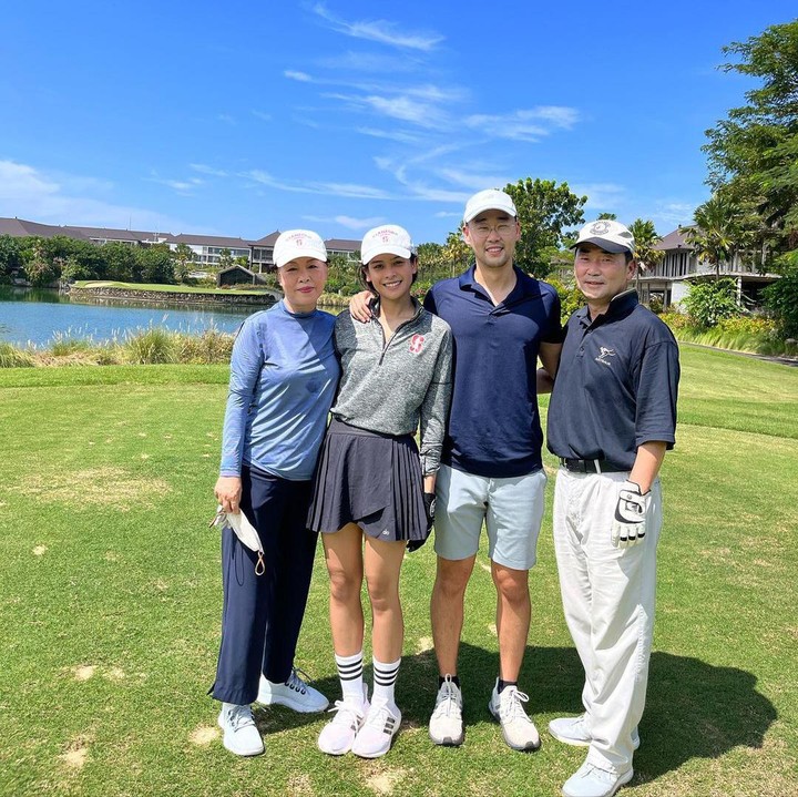 <p>Kini menikah dengan Jesse Choi, Maudy Ayunda juga terlihat akrab dengan mertua Korea. Kedua orang tua Jesse Choi kerap menghabiskan waktu bersama mereka, seperti ketika bermain golf. (Foto: Instagram @jessechoi_)</p>