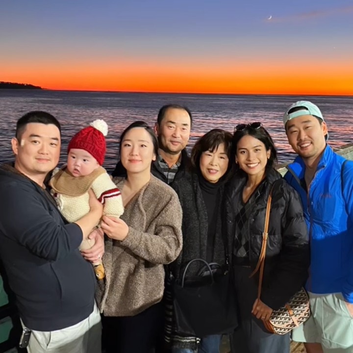 <p>Baru-baru ini, Maudy Ayunda juga menghabiskan libur tahun baru bersama mertua dan keluarga Jesse Choi. Mereka menghabiskan waktu di California, Amerika Serikat. (Foto: Instagram @jessechoi_)</p>