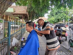 Kocak! Ada Pelanggan Pangkas Rambut Emoh Neduh gegara Belum Mandi