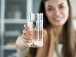 Awas Bahaya! Ini 7 Tanda Terlalu Banyak Minum Air Putih