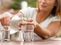 Viral Wanita Gugat Hotel Mewah usai Minum Air Mineral Terkontaminasi Sperma