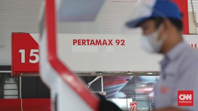 Warga mengisi BBM jenis Pertamax di SPBU kawasan MT Haryono, Jakarta, Selasa, 3 Januari 2023. PT Pertamina (Persero) menurunkan harga BBM jenis Pertamax dari Rp13.900 per liter menjadi Rp12.800. Penur