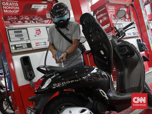 Warga mengisi BBM jenis Pertamax di SPBU kawasan MT Haryono, Jakarta, Selasa, 3 Januari 2023. PT Pertamina (Persero) menurunkan harga BBM jenis Pertamax dari Rp13.900 per liter menjadi Rp12.800. Penurunan harga berlaku mulai Selasa (3/1) pukul 14.00