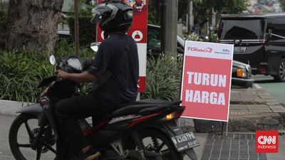 Warga mengisi BBM jenis Pertamax di SPBU kawasan MT Haryono, Jakarta, Selasa, 3 Januari 2023. PT Pertamina (Persero) menurunkan harga BBM jenis Pertamax dari Rp13.900 per liter menjadi Rp12.800. Penur