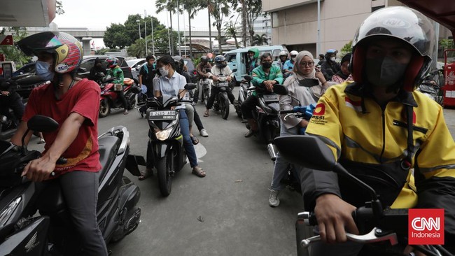 Warga menyerbu SPBU PT Pertamina (Persero) usai pemerintah resmi menurunkan harga BBM jenis Pertamax dari Rp13.900 menjadi Rp12.800 per liter.